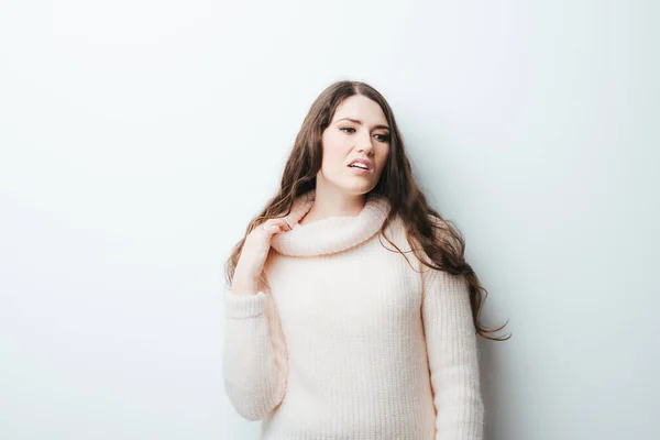 Gadis Berambut Panjang Yang Cantik Dengan Sweater Panas Dengan Latar — Stok Foto