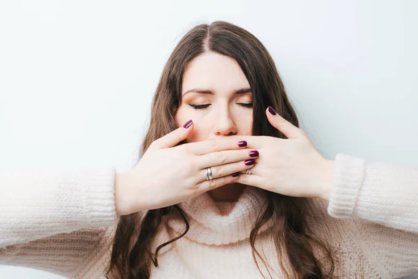 Uno Sfondo Bianco Giovane Ragazza Con Capelli Lunghi Copre Bocca — Foto Stock