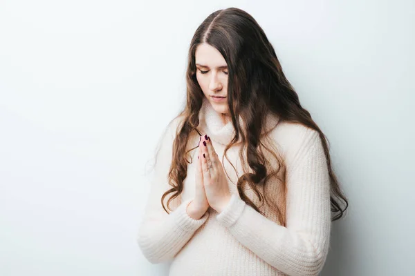 Pada Latar Belakang Putih Gadis Muda Dengan Rambut Panjang Berdoa — Stok Foto