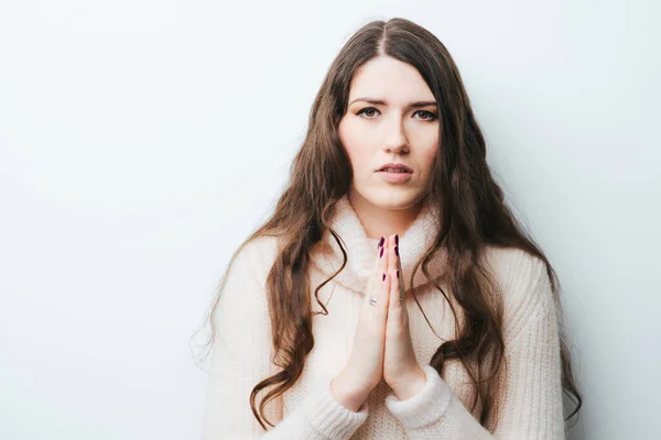 Beyaz Bir Arka Planda Uzun Saçlı Genç Bir Kız Dua — Stok fotoğraf
