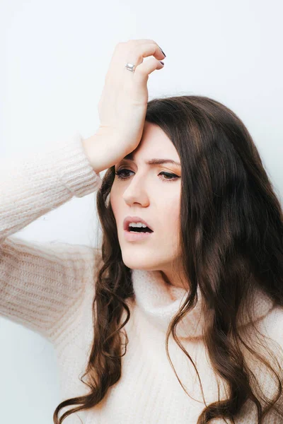 Een Witte Achtergrond Jong Meisje Met Lang Haar Boos — Stockfoto