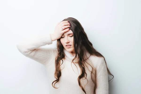 Belle Fille Aux Cheveux Longs Avait Mal Tête Tenant Tête — Photo