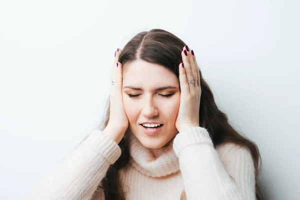 Bella Ragazza Dai Capelli Lunghi Aveva Mal Testa Tenendo Testa — Foto Stock