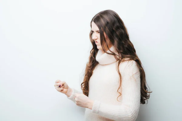 Белом Фоне Молодая Девушка Длинными Волосами Сжимает Кулаки — стоковое фото