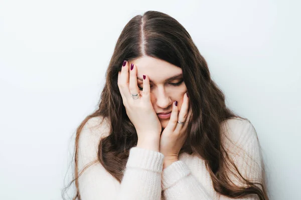 White Background Young Girl Long Hair Upset — Stock Photo, Image