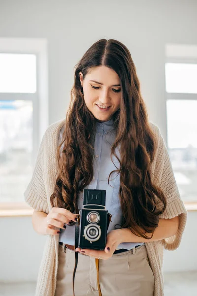 Sur Fond Blanc Jeune Fille Aux Cheveux Longs Avec Une — Photo