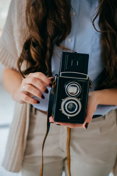 Bílém Pozadí Mladá Dívka Dlouhými Vlasy Starou Kamerou — Stock fotografie