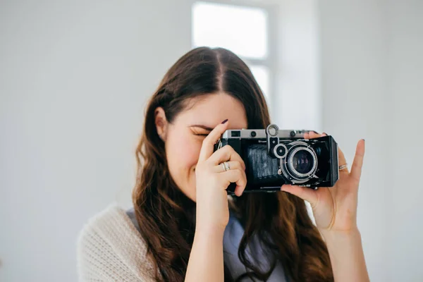 長い髪の写真を持つ白い背景の少女に — ストック写真