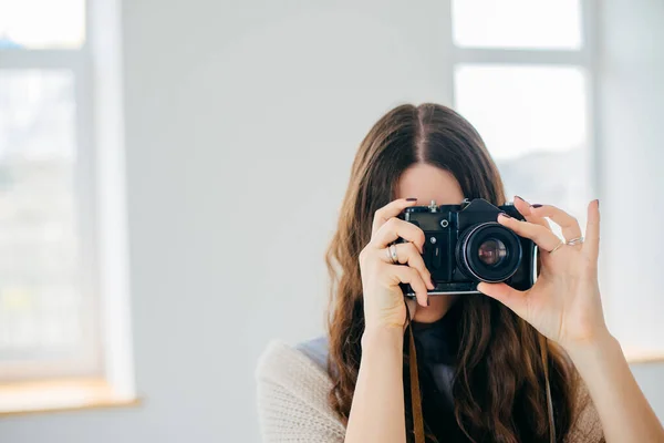 Närbild Flicka Med Fotokamera — Stockfoto