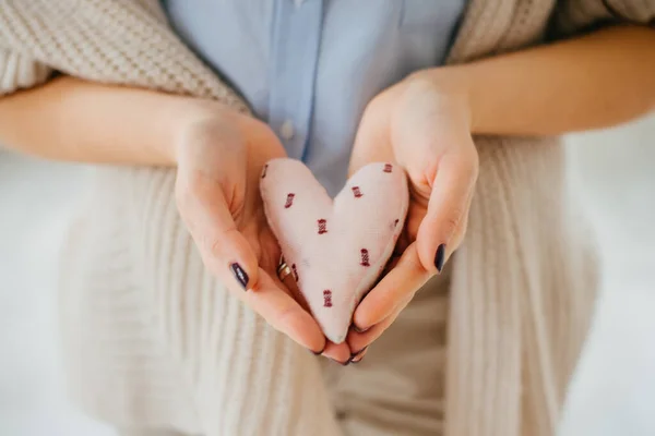 Mãos Segurando Uma Forma Coração Macio — Fotografia de Stock