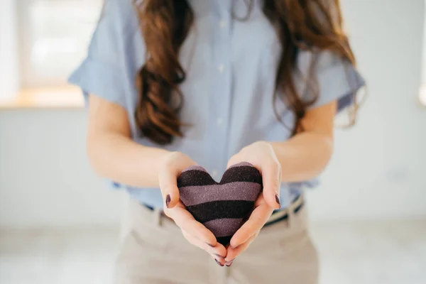 Imagen Pequeño Corazón Blanco Las Manos Hembra Sostiene Juguete Suave —  Fotos de Stock