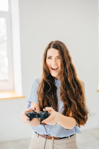 Gelukkig Vrouw Spelen Video Game Buurt Van Het Raam Thuis — Stockfoto