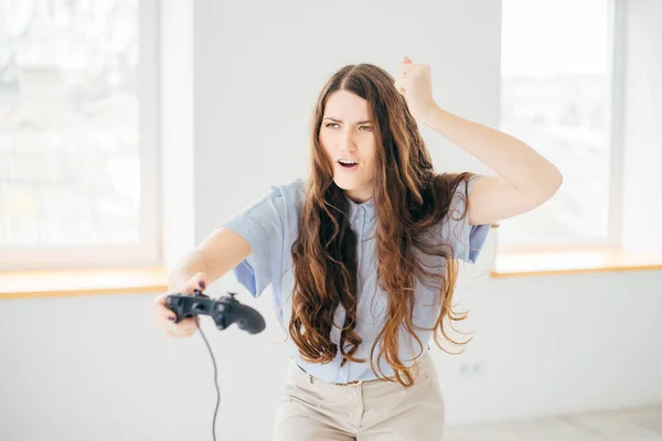 Gelukkig Vrouw Spelen Video Game Buurt Van Het Raam Thuis — Stockfoto