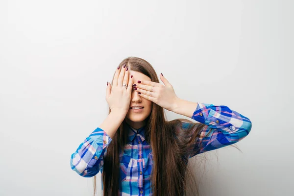 Ung Tonåring Kvinna Täcker Sina Ögon — Stockfoto