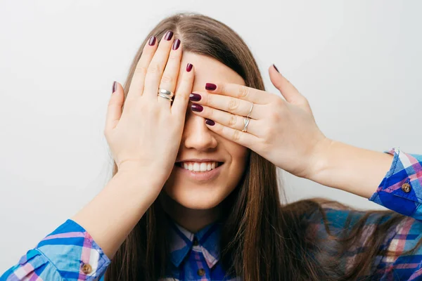 Mladá Teen Žena Zakrývající Oči — Stock fotografie