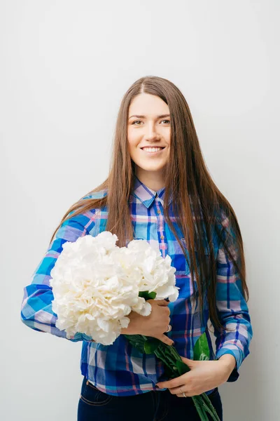 Woman Smiling Showing Flowers Isolated White Background Beautiful Fresh Young — Stock Photo, Image