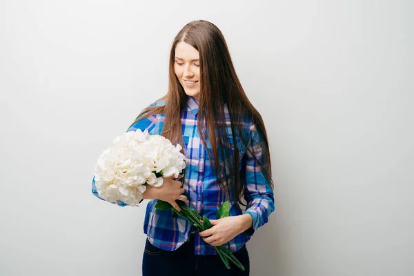 Beyaz Arka Planda Saklanmış Çiçekleri Gösteren Bir Kadın Güzel Taze — Stok fotoğraf