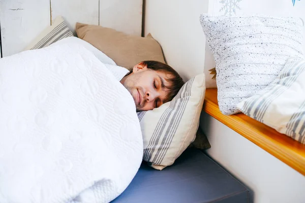 Hombre Guapo Durmiendo Dormitorio —  Fotos de Stock