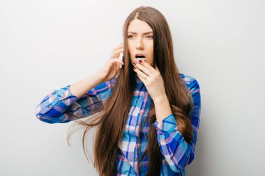 genç bir kadın telefonla kötü haber almak. beyaz izole