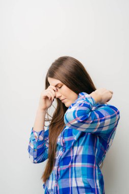 Korkunç bir baş ağrısı hissediyorum. Güzel genç kadınlar başlarını okşayıp gözlerini kapalı tutarken beyaz arka planda duruyorlar.