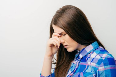 Kapalı portre genç kadın, başını kaşıyan, düşünen, derin hayaller kuran, yukarı bakan, izole beyaz arka plan. İnsan yüz ifadeleri, duygular, his, işaret, semboller, tepki