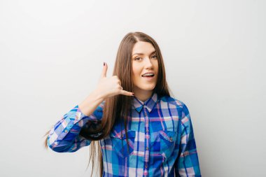 Bana bir telefon görüşmesi ve gülümseyen iş kadını.