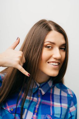 Bana bir telefon görüşmesi ve gülümseyen iş kadını.