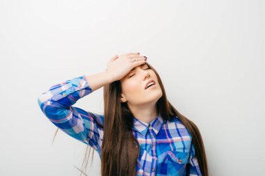 beyaz arka planda genç kız baygın