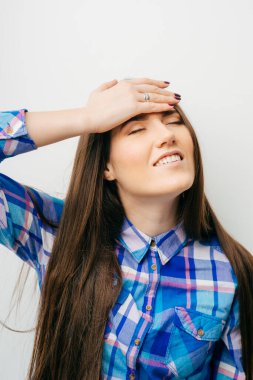 beyaz arka planda genç kız baygın