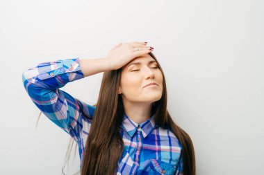 beyaz arka planda genç kız baygın