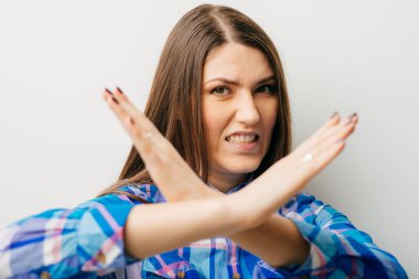 Beyaz arka planda genç kız mola gösteriyor