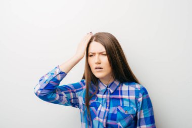 beyaz arka planda genç kız baş ağrısı