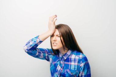 Beyaz bir arka planda genç bir kız üzgün