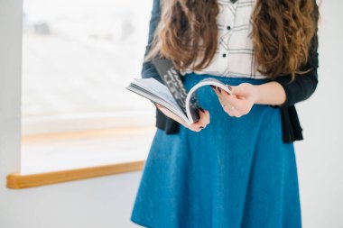 Dergiyi karıştıran kız