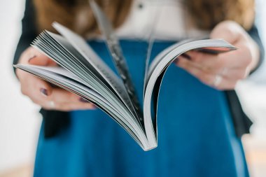 Ev ve kiralık konsept - evde gülümseyen kadın dergisi okumak