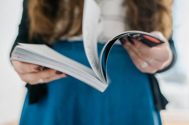Ev ve kiralık konsept - evde gülümseyen kadın dergisi okumak