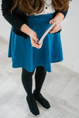 Dergiyi karıştıran beyaz bir arka plan kızı hakkında.