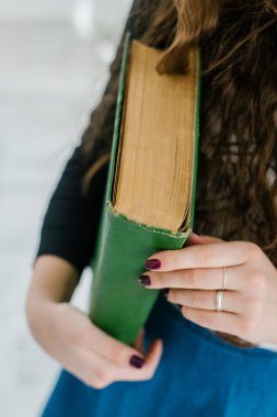 Kitap okuyan bir kadın.