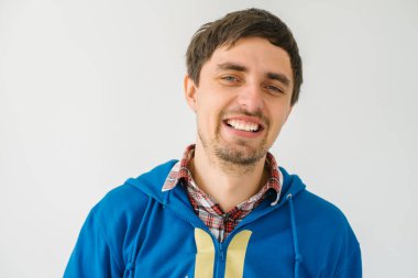 Gri bir arka planda genç adam