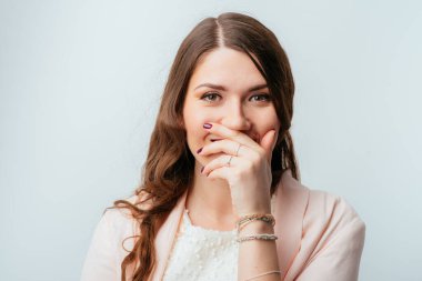 Stüdyoda poz veren genç kız