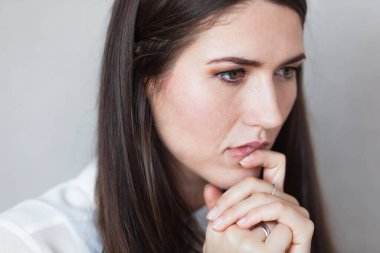 Düşünceli iş kadınının portresi.