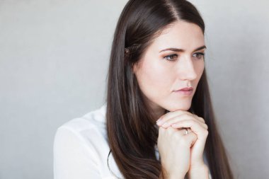 Düşünceli iş kadınının portresi.