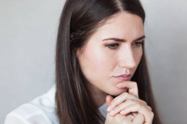 Düşünceli iş kadınının portresi.