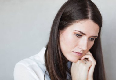 Düşünceli iş kadınının portresi.