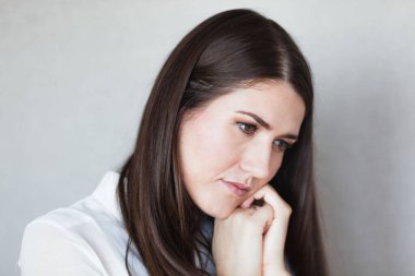 Düşünceli iş kadınının portresi.