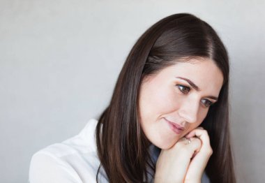 Düşünceli iş kadınının portresi.