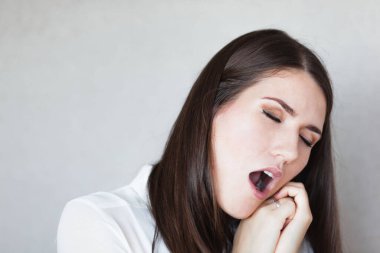 Masada uyuyan genç bayan.