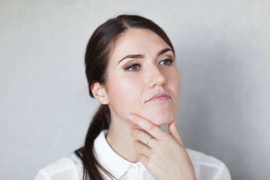 Düşünen güzel bir genç kadının portresi