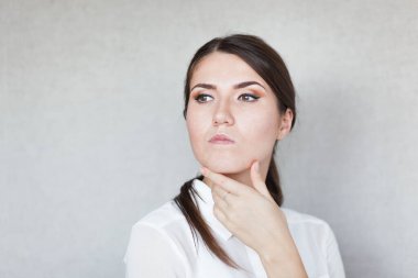 Düşünen güzel bir genç kadının portresi