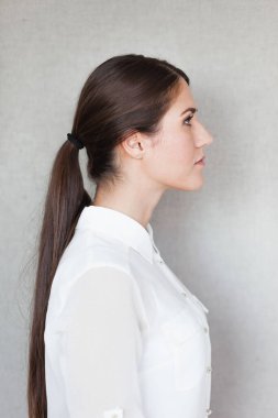 genç bir kadın portresi profili